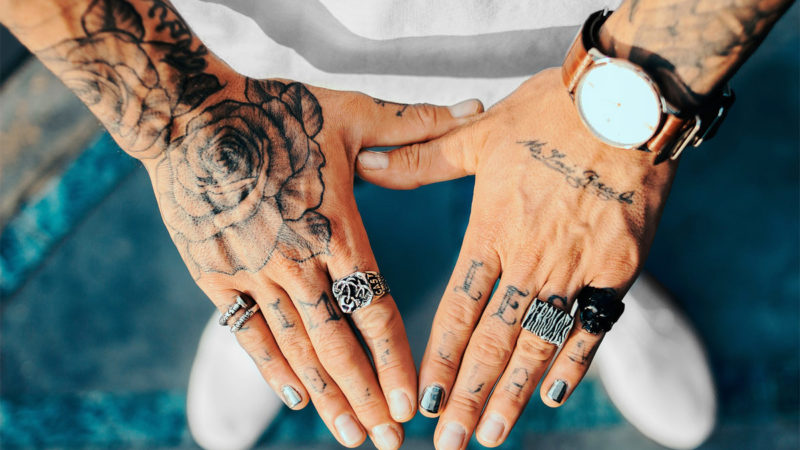 Ehering-Tattoo am Finger: Eine kreative und unverwechselbare Alternative zum traditionellen Ehering.