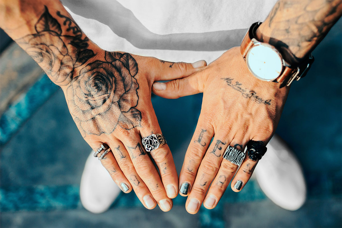 Ehering-Tattoo am Finger: Eine kreative und unverwechselbare Alternative zum traditionellen Ehering.
