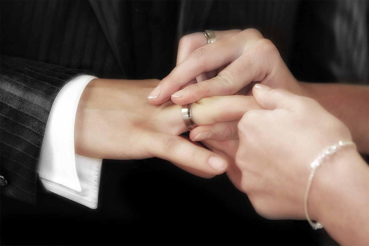 Hochzeitsring für Männer: Wie man einen Ring wählt, der zu seinem Stil passt